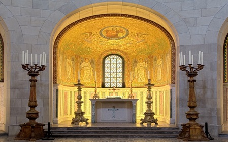 Gold-verzierter Altar im Mausoleum Bückeburg